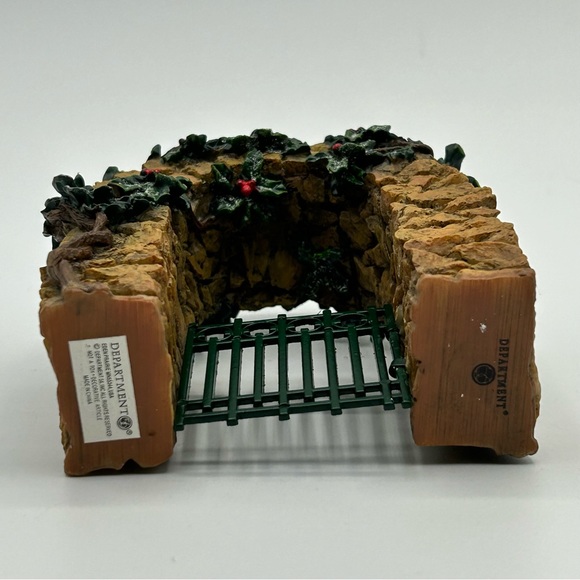 Dept 56 Stone Corner Posts & Archway with Holly #52648 - Picture 9 of 16